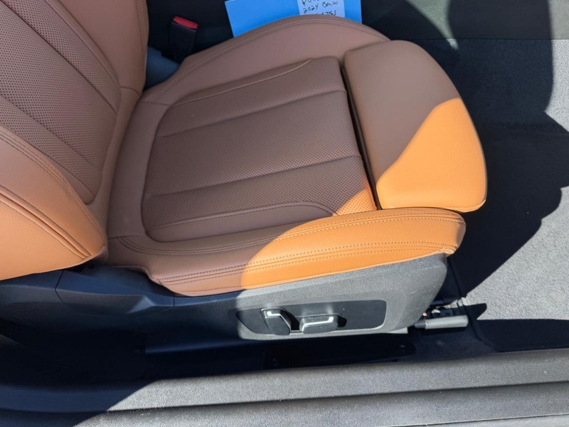 BMW 2 Series Vehicle Full-screen Gallery Image 18