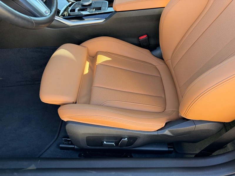 BMW 2 Series Vehicle Full-screen Gallery Image 20