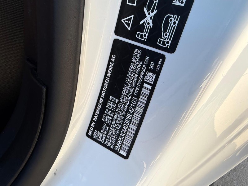 BMW 2 Series Vehicle Full-screen Gallery Image 23