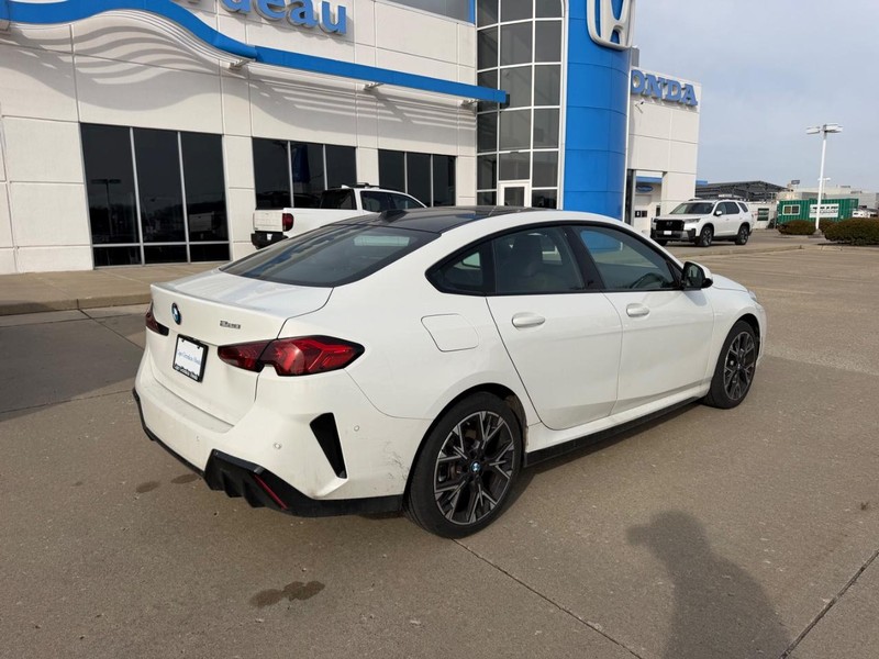 BMW 2 Series Vehicle Full-screen Gallery Image 02