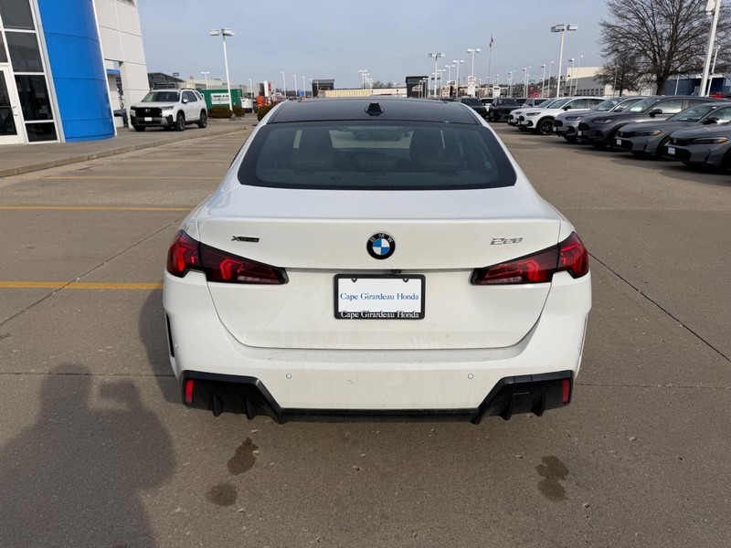 BMW 2 Series Vehicle Full-screen Gallery Image 03