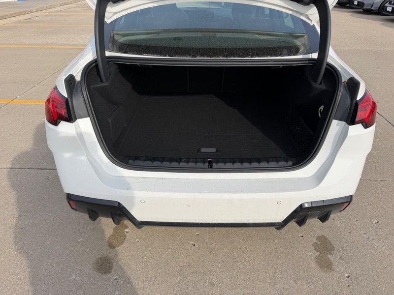 BMW 2 Series Vehicle Full-screen Gallery Image 04