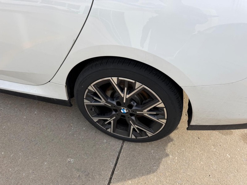 BMW 2 Series Vehicle Full-screen Gallery Image 05