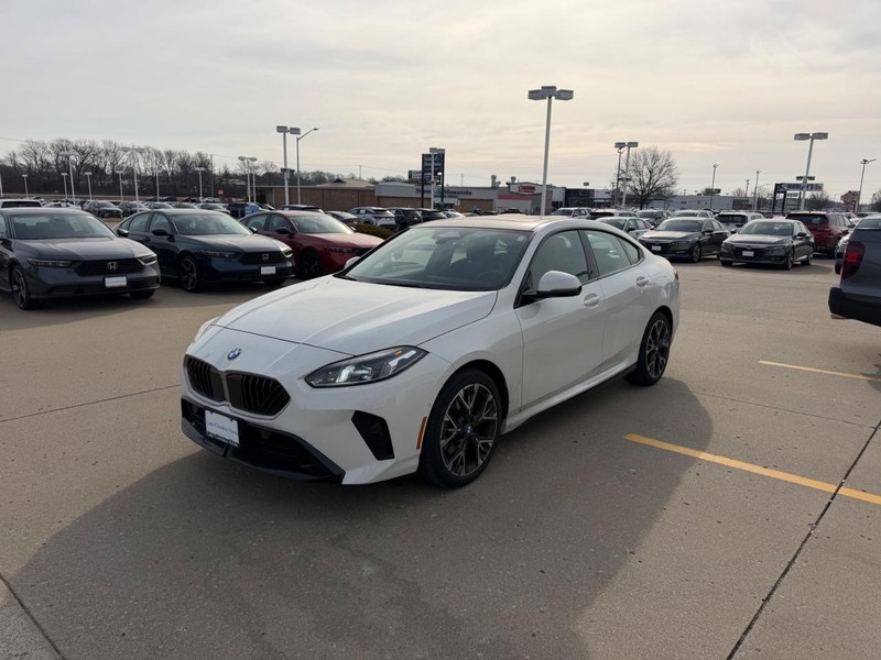 BMW 2 Series Vehicle Full-screen Gallery Image 06