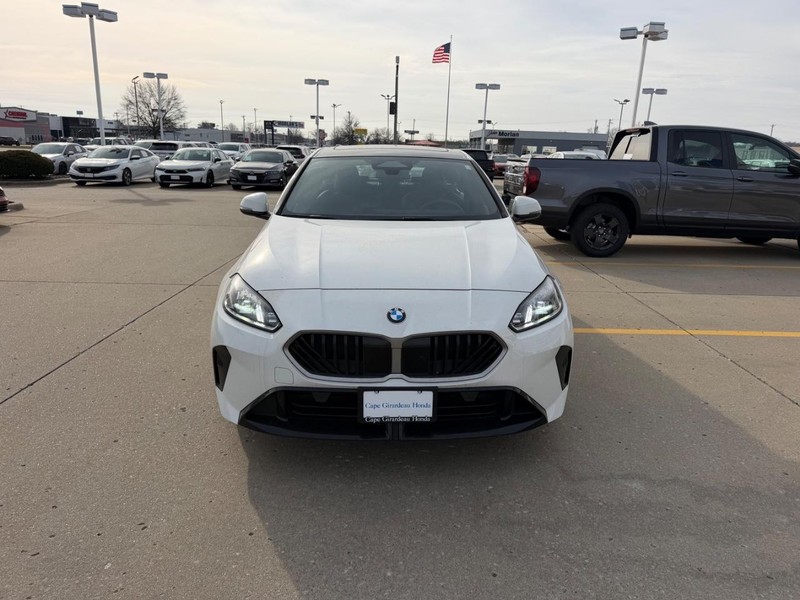 BMW 2 Series Vehicle Full-screen Gallery Image 07