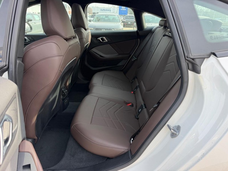 BMW 2 Series Vehicle Full-screen Gallery Image 08