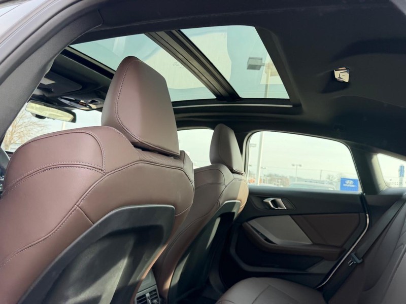 BMW 2 Series Vehicle Full-screen Gallery Image 09