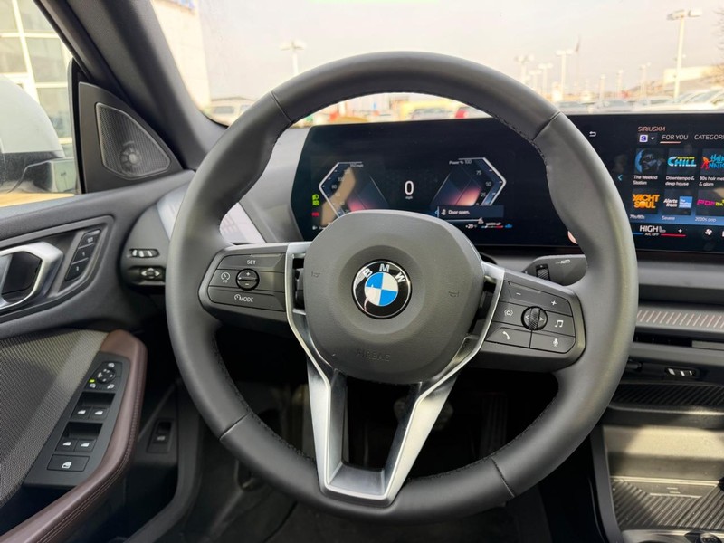 BMW 2 Series Vehicle Full-screen Gallery Image 11