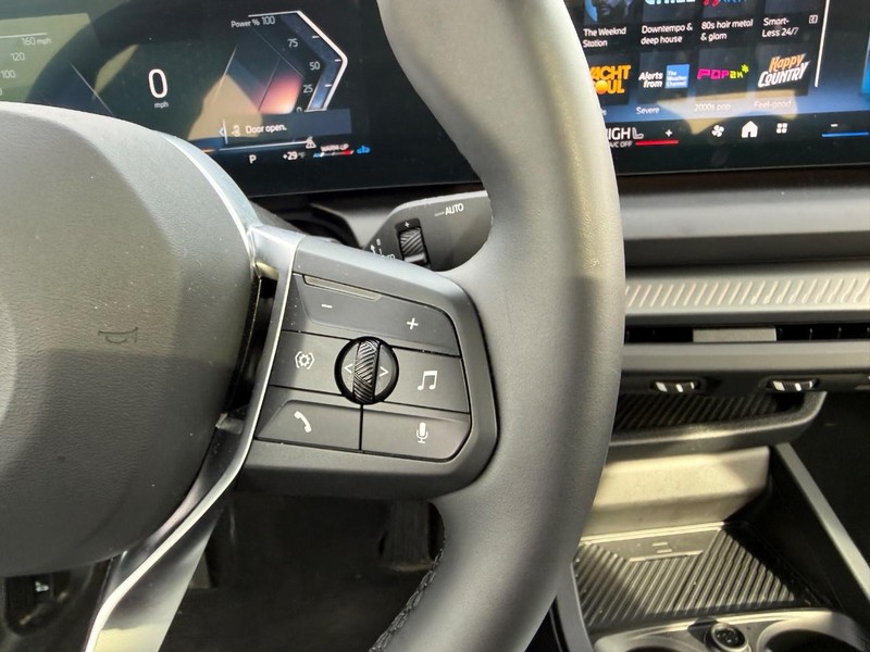 BMW 2 Series Vehicle Full-screen Gallery Image 13