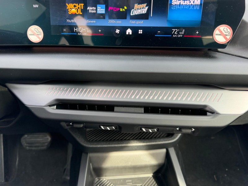 BMW 2 Series Vehicle Full-screen Gallery Image 15