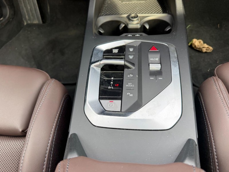 BMW 2 Series Vehicle Full-screen Gallery Image 16