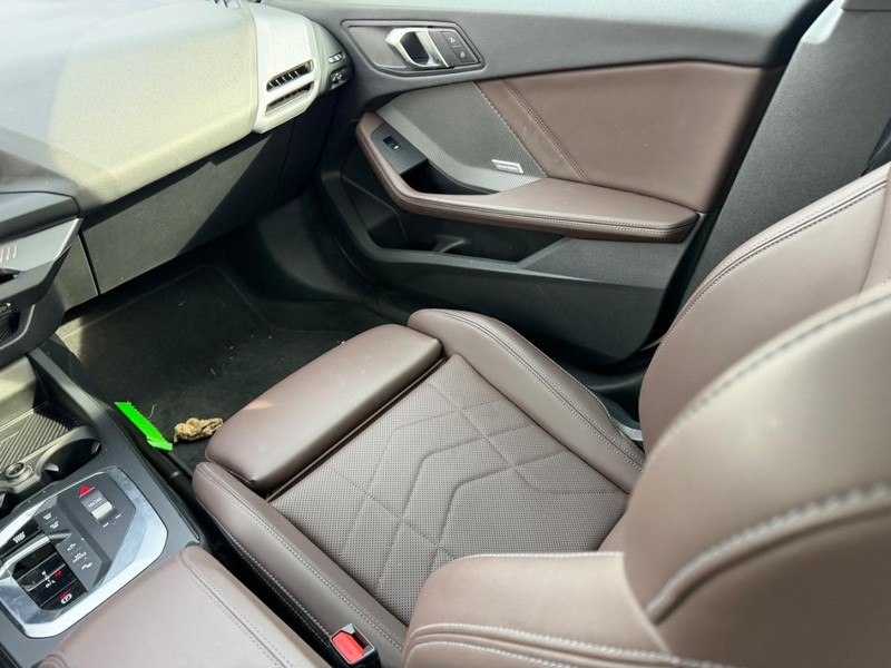 BMW 2 Series Vehicle Full-screen Gallery Image 17