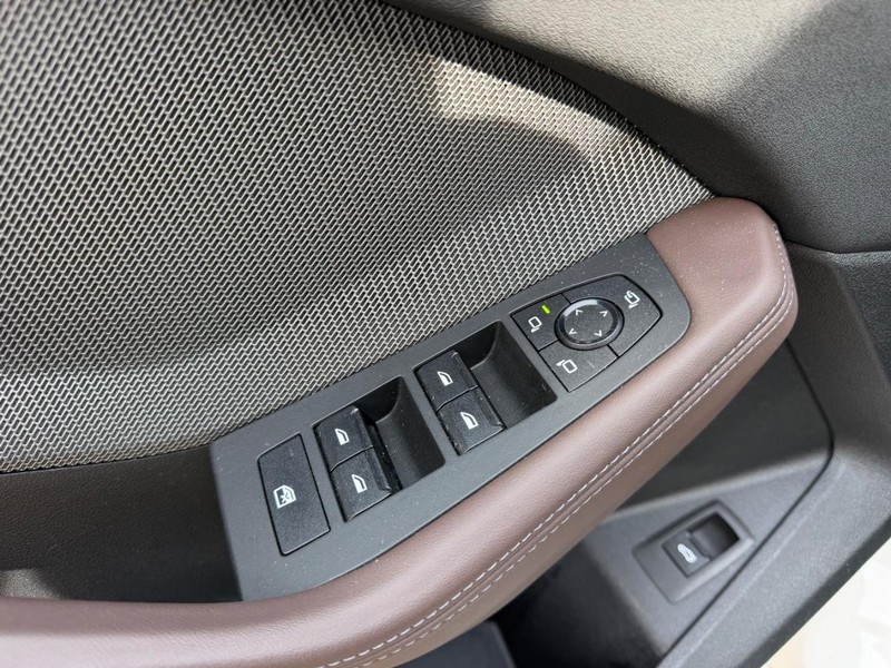 BMW 2 Series Vehicle Full-screen Gallery Image 18