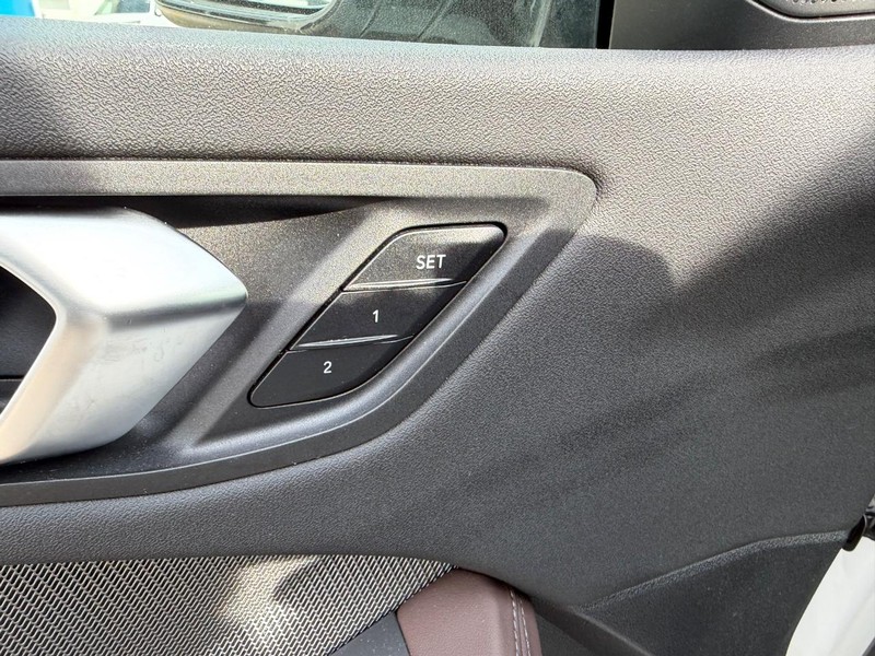 BMW 2 Series Vehicle Full-screen Gallery Image 19