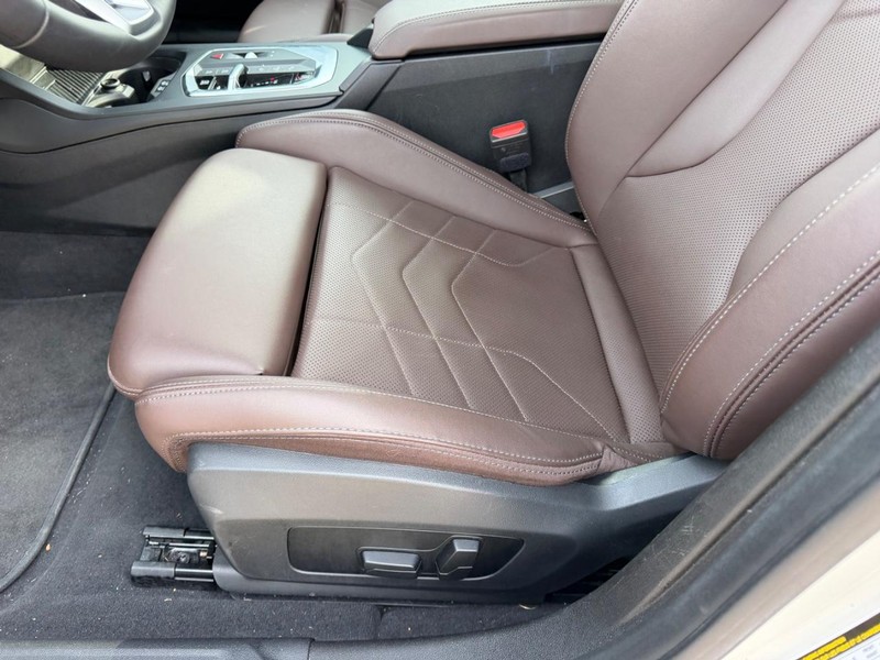 BMW 2 Series Vehicle Full-screen Gallery Image 20