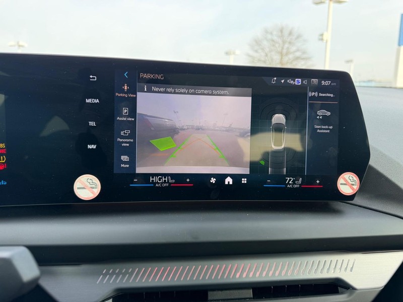 BMW 2 Series Vehicle Full-screen Gallery Image 22