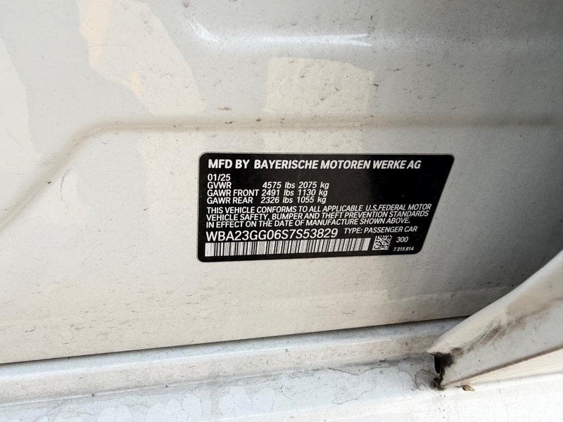 BMW 2 Series Vehicle Full-screen Gallery Image 23