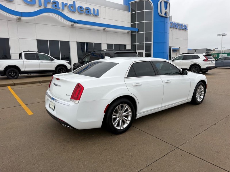 Chrysler 300 Vehicle Full-screen Gallery Image 02