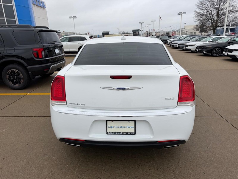 Chrysler 300 Vehicle Full-screen Gallery Image 03