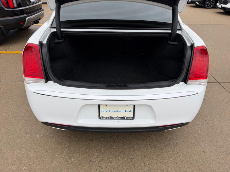 Chrysler 300 Vehicle Full-screen Gallery Image 04