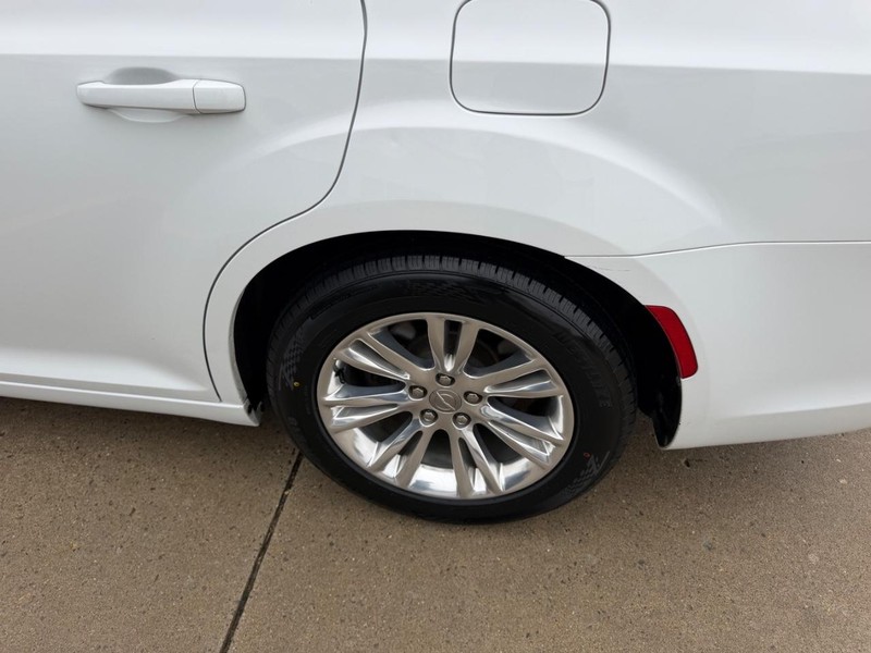 Chrysler 300 Vehicle Full-screen Gallery Image 05