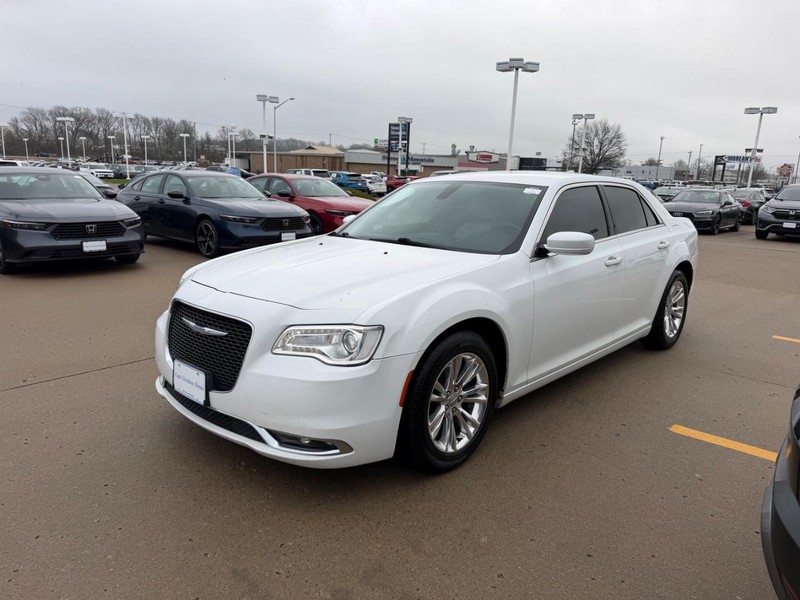 Chrysler 300 Vehicle Full-screen Gallery Image 06