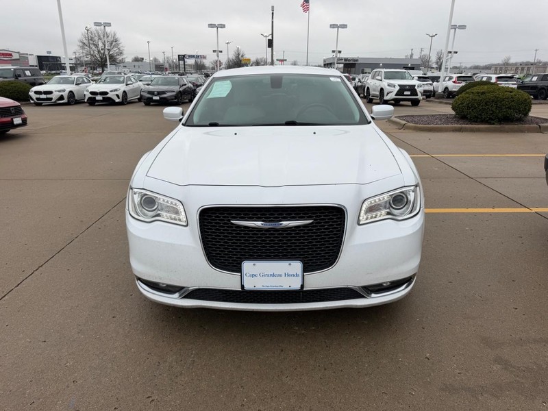 Chrysler 300 Vehicle Full-screen Gallery Image 07