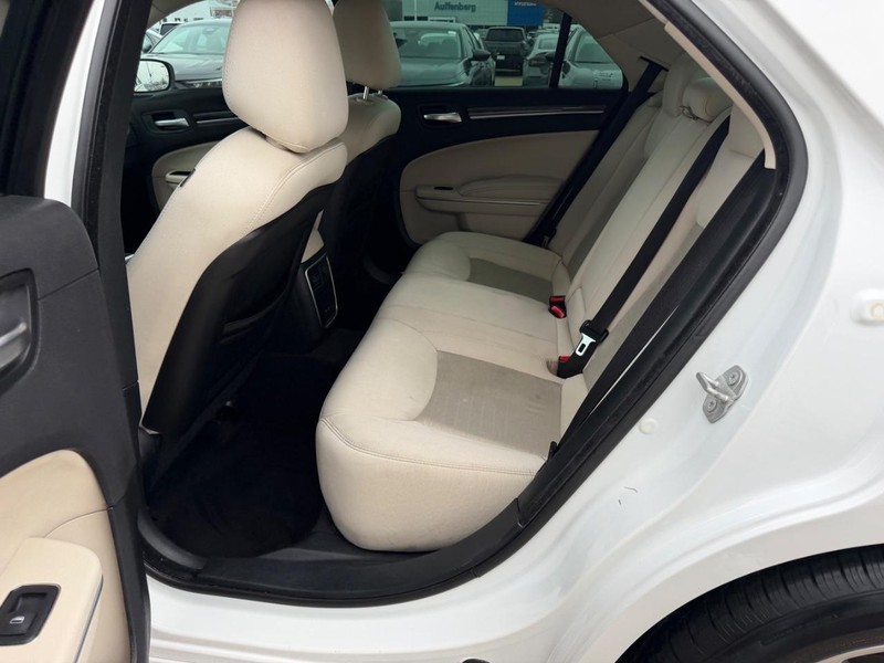 Chrysler 300 Vehicle Full-screen Gallery Image 08