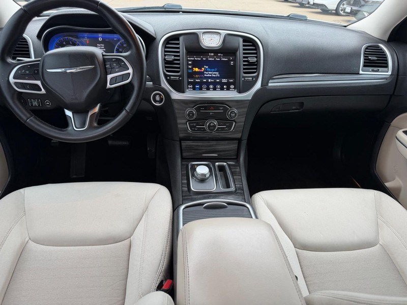 Chrysler 300 Vehicle Full-screen Gallery Image 09