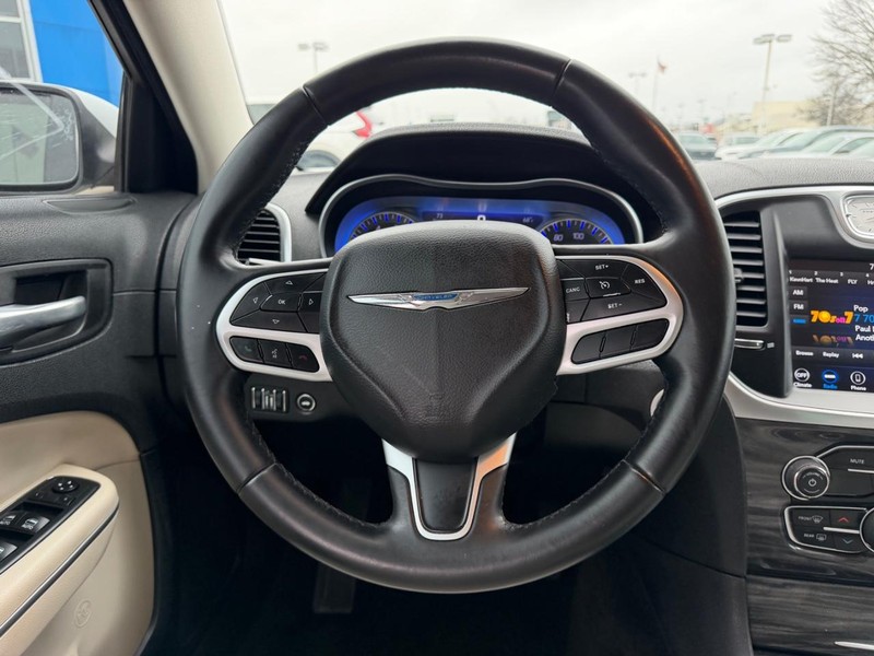 Chrysler 300 Vehicle Full-screen Gallery Image 10