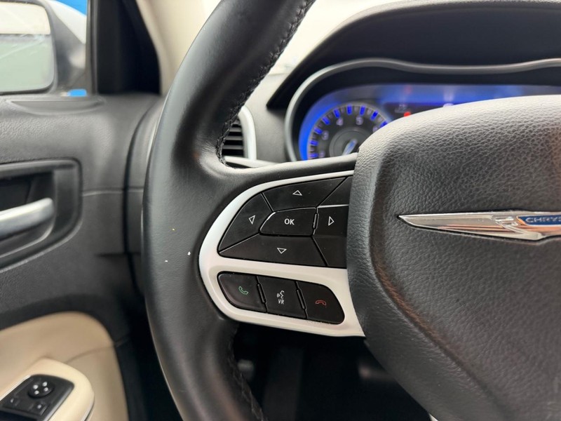 Chrysler 300 Vehicle Full-screen Gallery Image 11