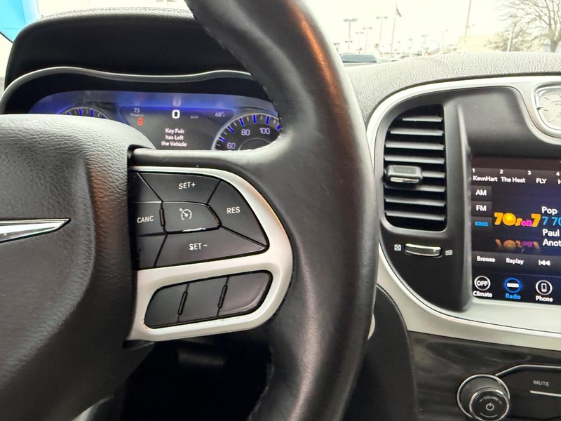 Chrysler 300 Vehicle Full-screen Gallery Image 12