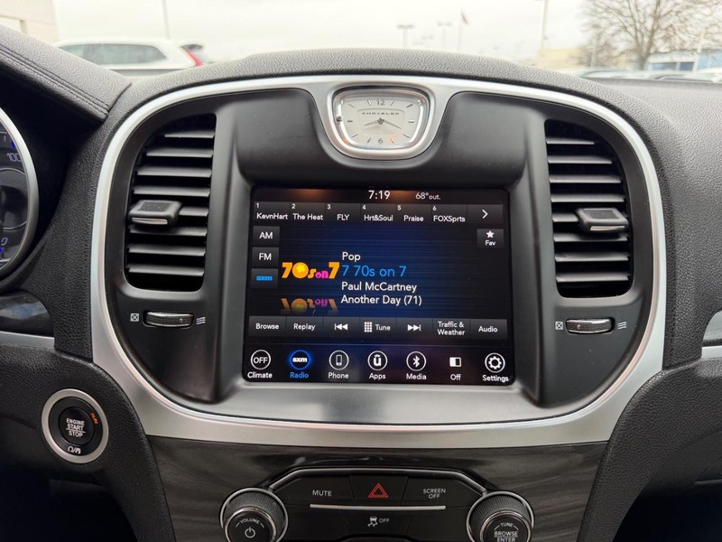 Chrysler 300 Vehicle Full-screen Gallery Image 13