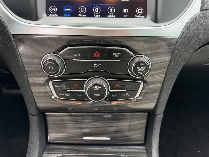 Chrysler 300 Vehicle Full-screen Gallery Image 14