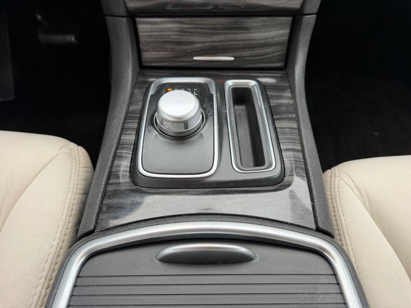 Chrysler 300 Vehicle Full-screen Gallery Image 15