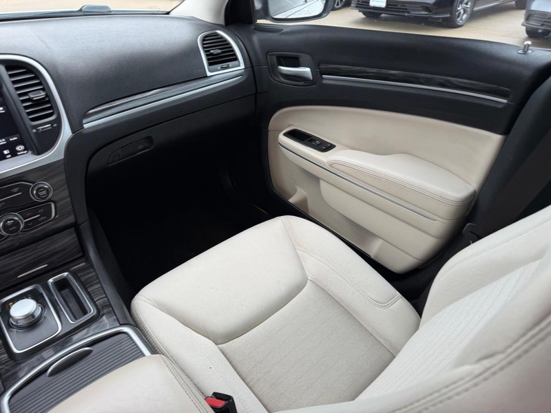 Chrysler 300 Vehicle Full-screen Gallery Image 16