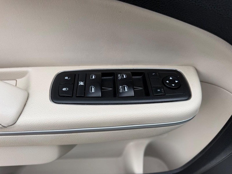 Chrysler 300 Vehicle Full-screen Gallery Image 17