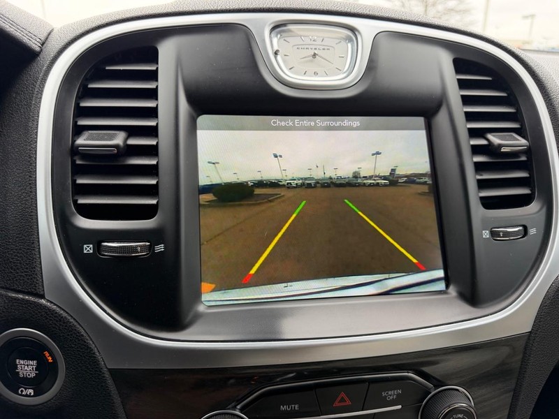 Chrysler 300 Vehicle Full-screen Gallery Image 20