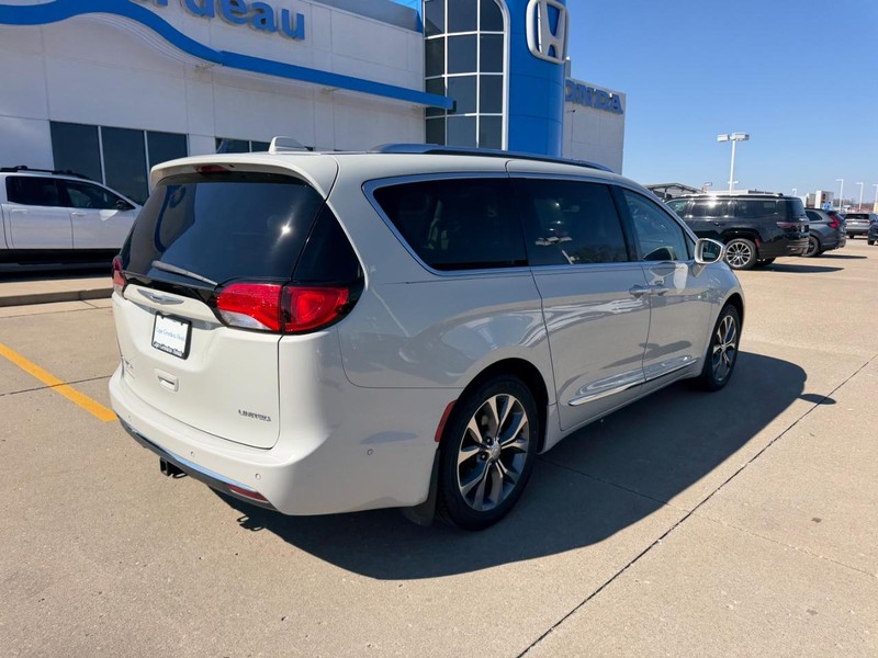 Chrysler Pacifica Vehicle Full-screen Gallery Image 02