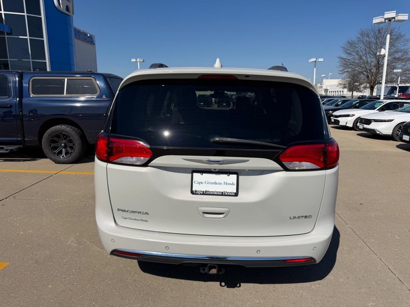 Chrysler Pacifica Vehicle Full-screen Gallery Image 03