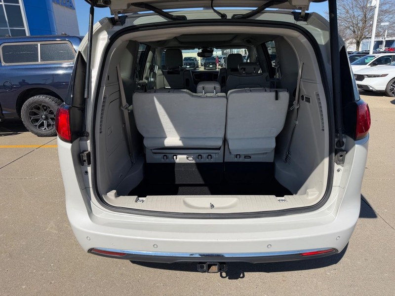 Chrysler Pacifica Vehicle Full-screen Gallery Image 04