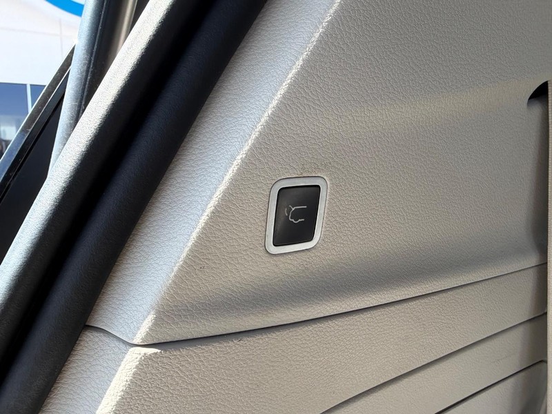 Chrysler Pacifica Vehicle Full-screen Gallery Image 05