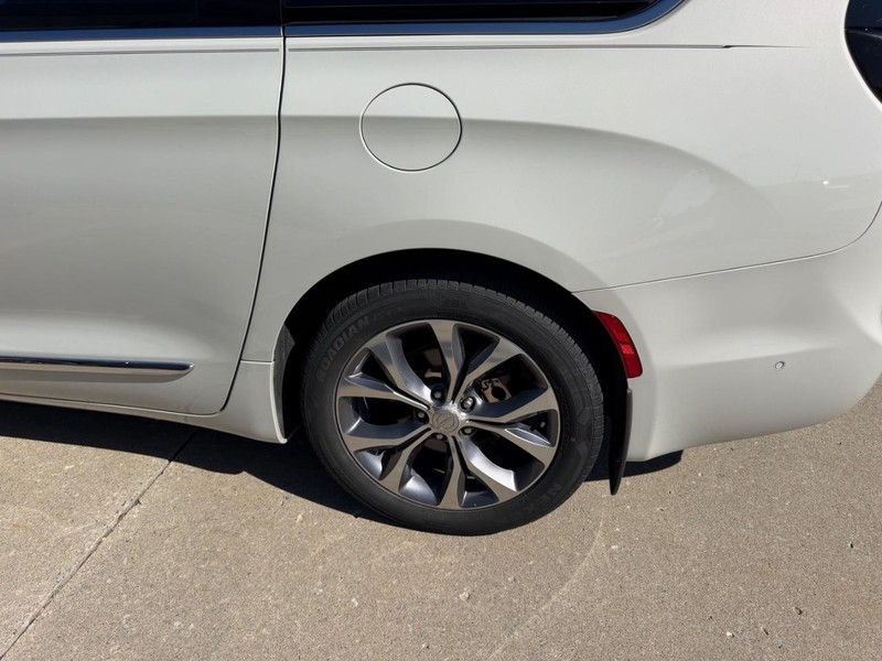 Chrysler Pacifica Vehicle Full-screen Gallery Image 06