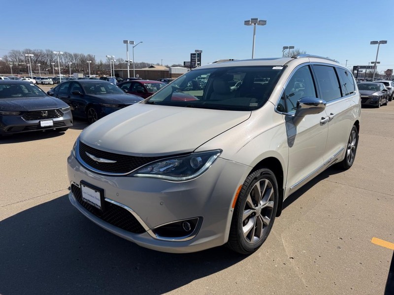 Chrysler Pacifica Vehicle Full-screen Gallery Image 07