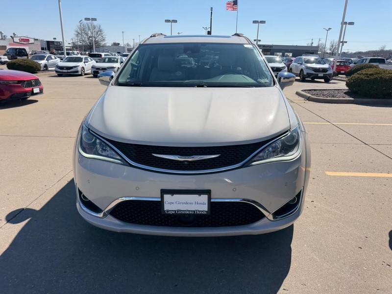 Chrysler Pacifica Vehicle Full-screen Gallery Image 08