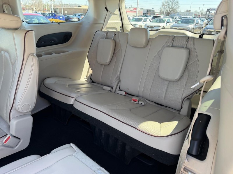 Chrysler Pacifica Vehicle Full-screen Gallery Image 09