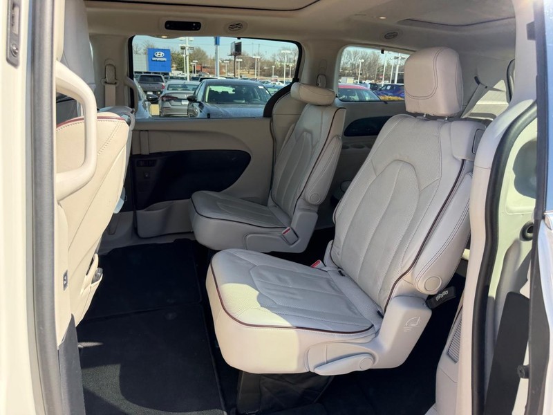 Chrysler Pacifica Vehicle Full-screen Gallery Image 10