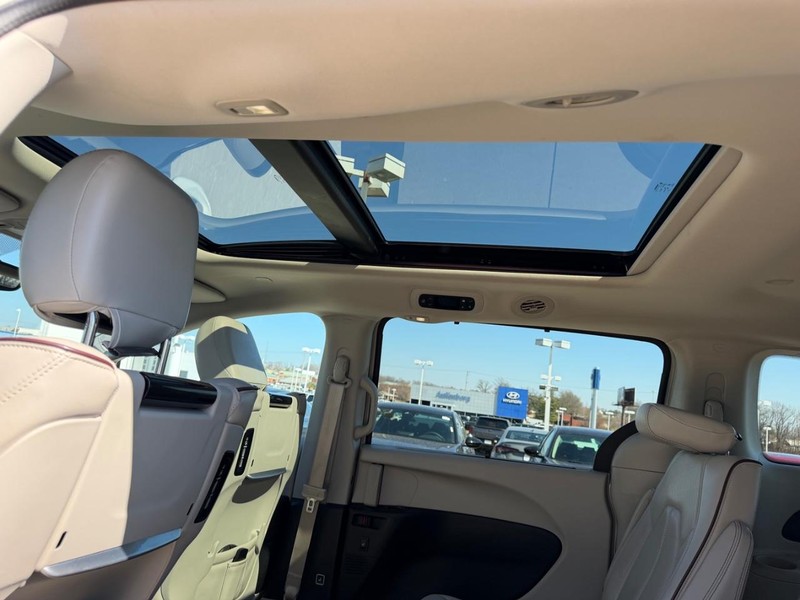 Chrysler Pacifica Vehicle Full-screen Gallery Image 11