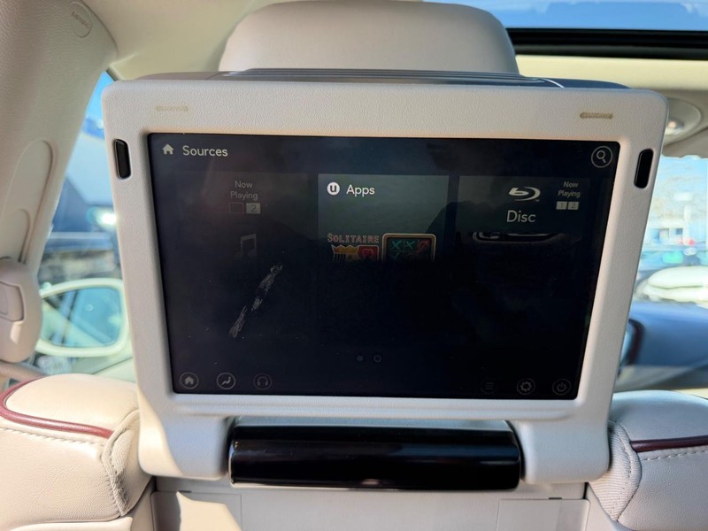 Chrysler Pacifica Vehicle Full-screen Gallery Image 12