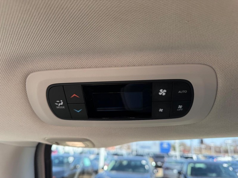 Chrysler Pacifica Vehicle Full-screen Gallery Image 13